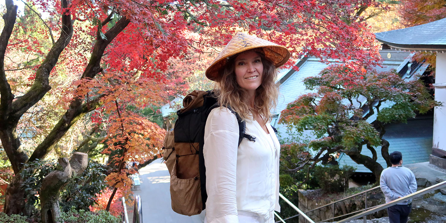 Henro i traditionelt hvidt tøj på Shikoku 88