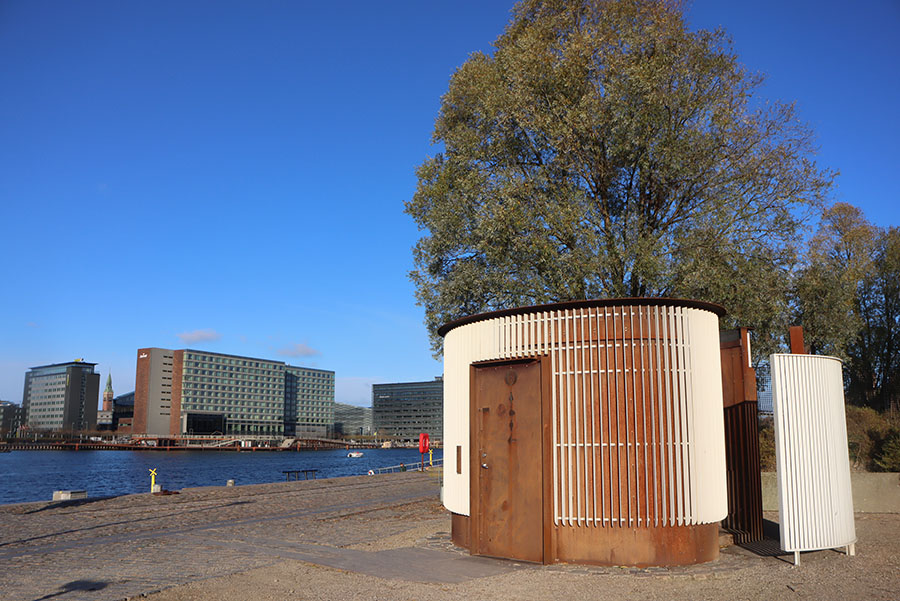 Smuk bygning til offentligt toilet på Islands Brygge