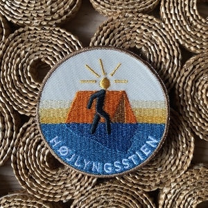 Broderet mærke med motiv fra Højlyngsstien på Bornholm