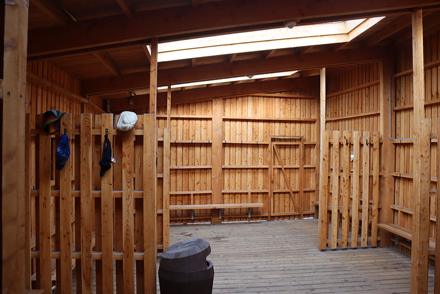 Omklædningsrummet i Vestre Søbad ved Almindsø. Friluftsbadet er tegnet af Aarstiderne Arkitekter