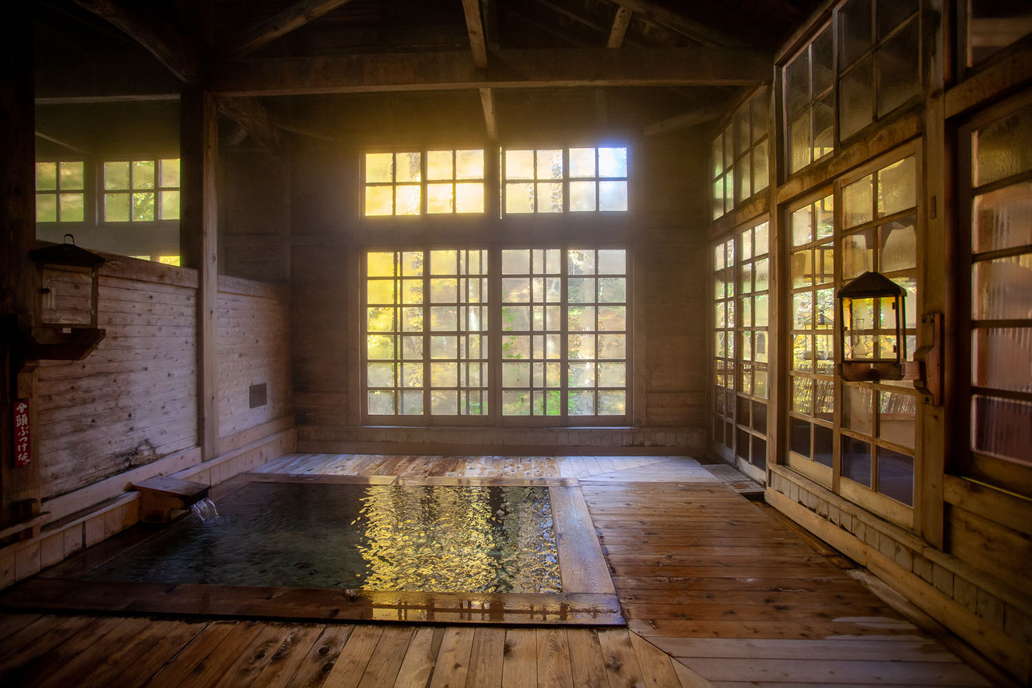 Varme kilder - smuk træbygning i Japan, Aoni onsen
