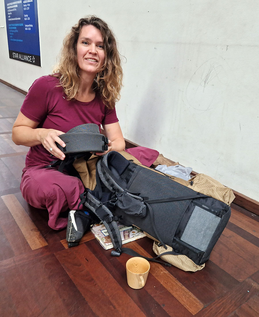 Afmontering af hoftebæltet indenm indtjekning af vores Blind Banana Bags til Japan