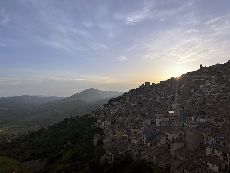 Solnedgang over Prizzi på Magna Via Francigena