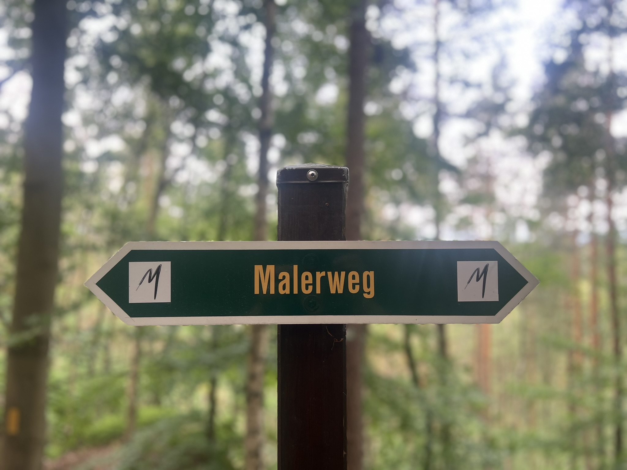 Skiltning af Malerweg på pæl