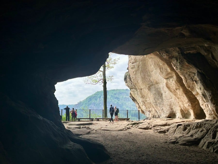 Klippehulen Kuhstall på Malerweg -vandring i Tyskland