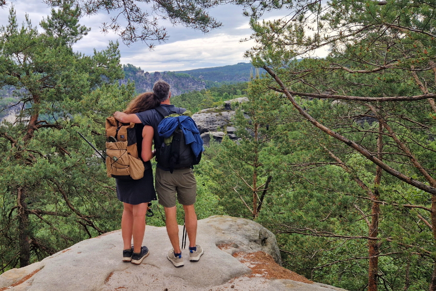 Frie fodspor på vandreferie på Malerweg i Tyskland