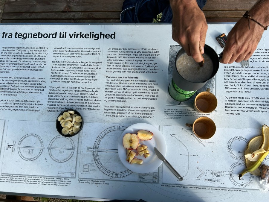 Formidling på borde-bænkesæt på Gravlev Ådal Ruten