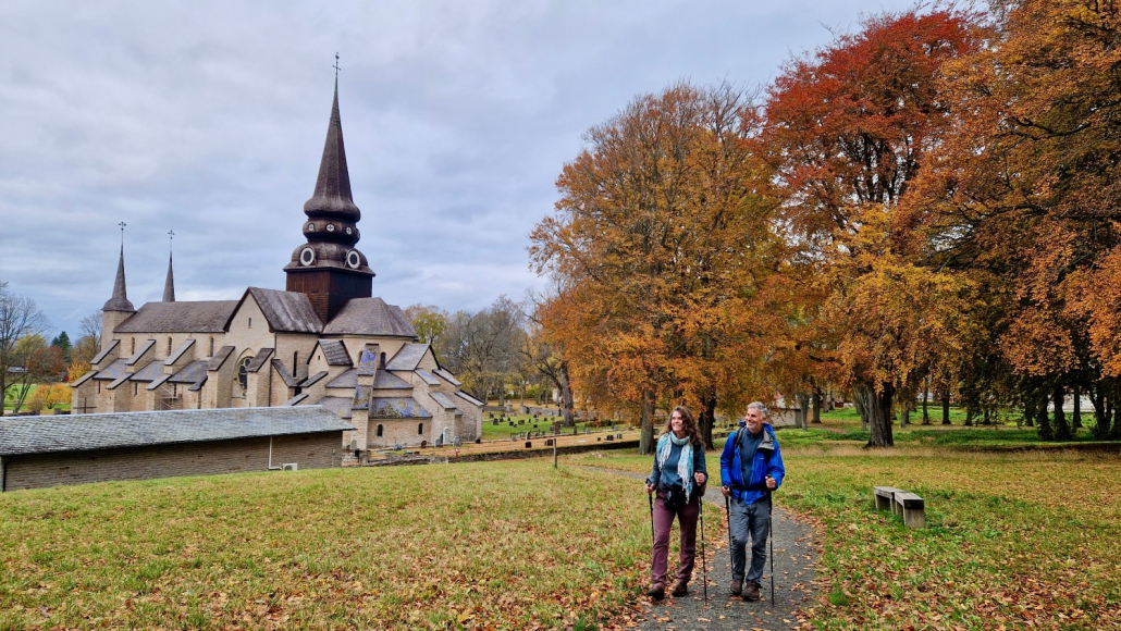 Vandrere ved Varnhem Klosterkyrka