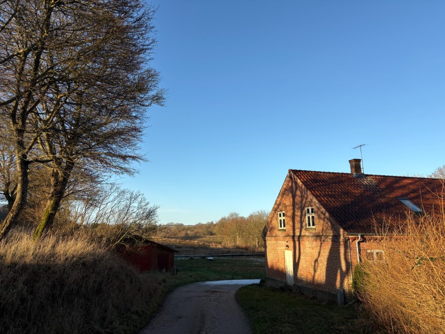 Gammel gård på Gletsjerruten ved Hald Sø og Dollerup Bakker - en af hærvejens perler.