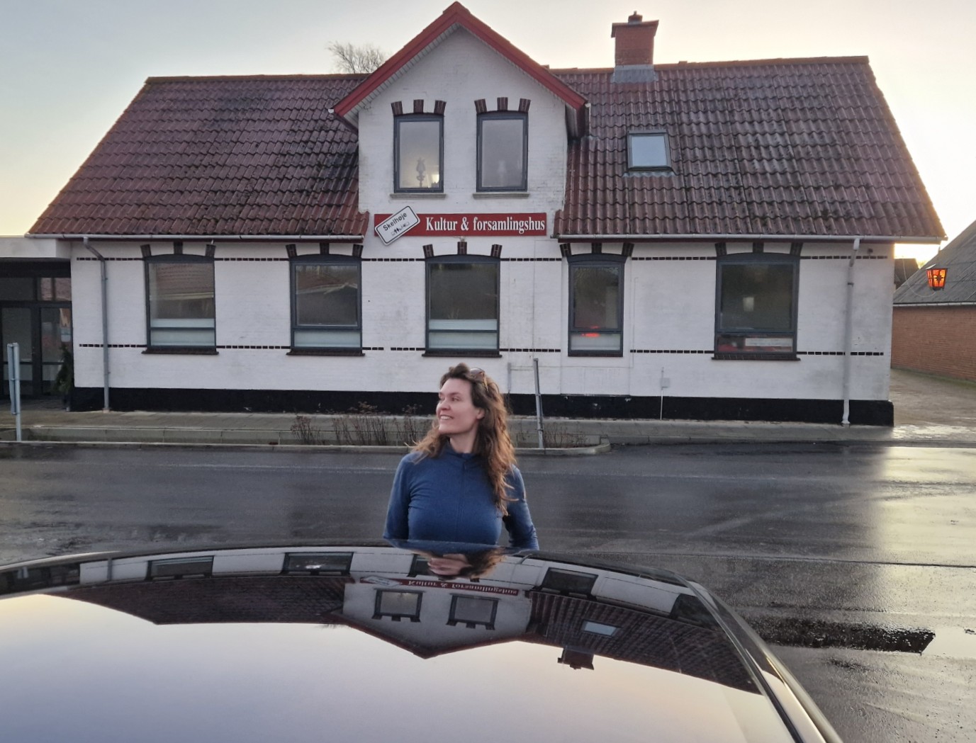 Parkering ved Skelhøje Forsamlingshus på Gletsjerruten ved Hald Sø og Dollerup Bakker - en af hærvejens perler.