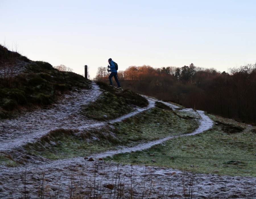 Vandrer på vej op ad bakke på Gletsjerruten ved Hald Sø og Dollerup Bakker - en af hærvejens perler.