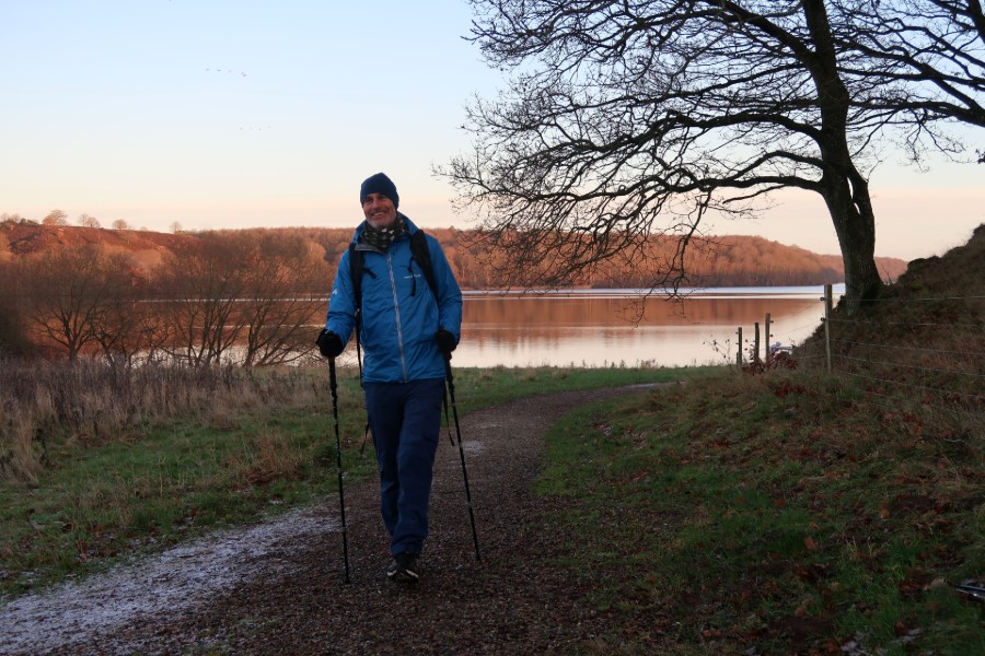 Vandrer på Gletsjerruten ved Hald Sø og Dollerup Bakker - en af hærvejens perler.