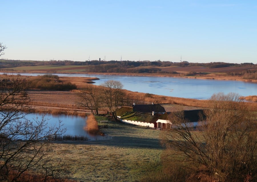 Udsigt over Halkær mølle, møllesøen og Halkær sø