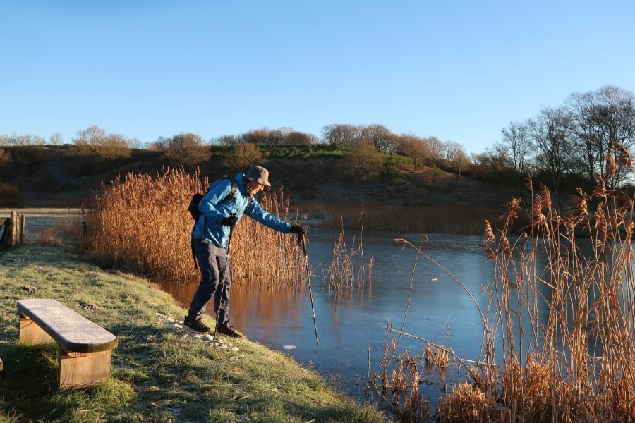 Vandrer tester isen ved Halkær Møllesø