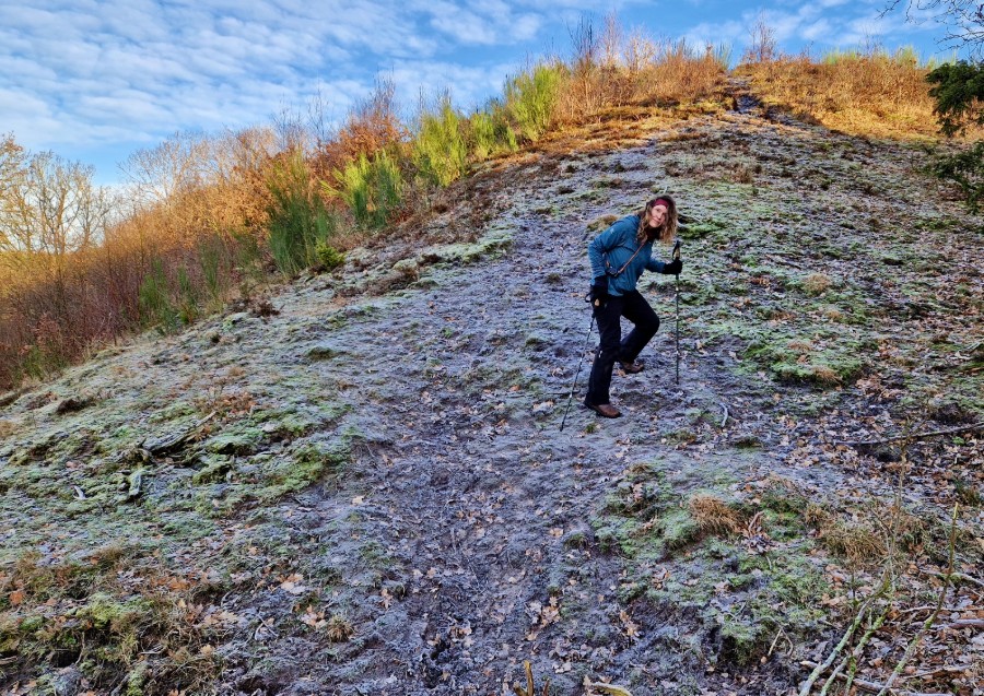 Vandrer i kuperet terræn ved Halkær Mølle.