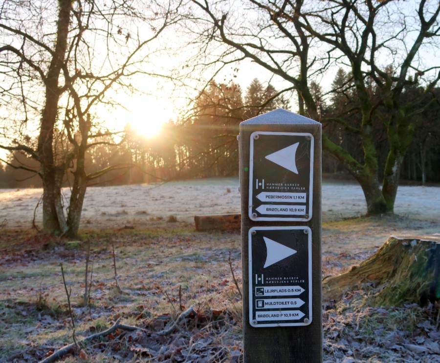Skilt med deldistancer på Hammer Bakker Ruten - en af Hærvejens perler.