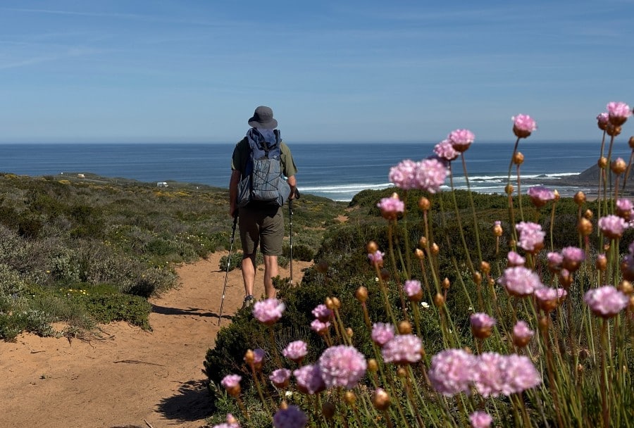 Vandrer i blomsterhav på Fishermen's trail i Portugal