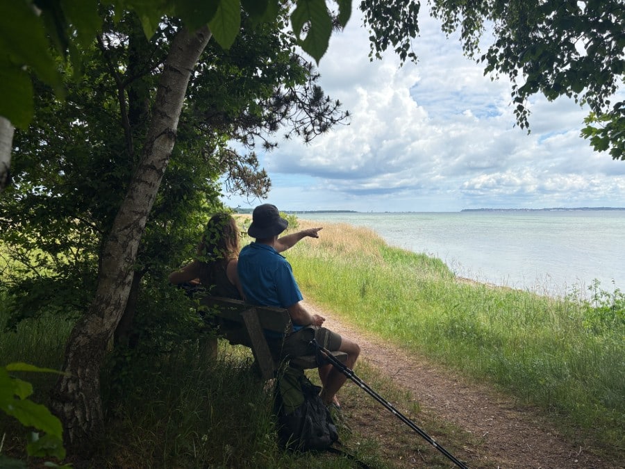 Vandrere på bænk ved Isefjorden