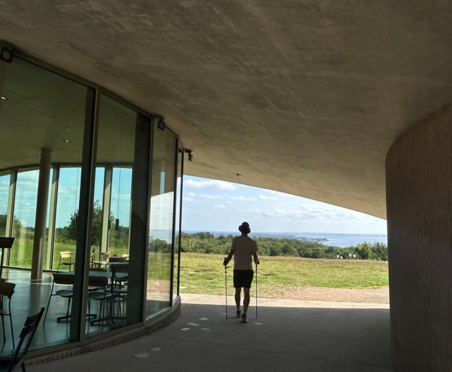 Vandrer ved Skamlingsbanken Besøgscenter.