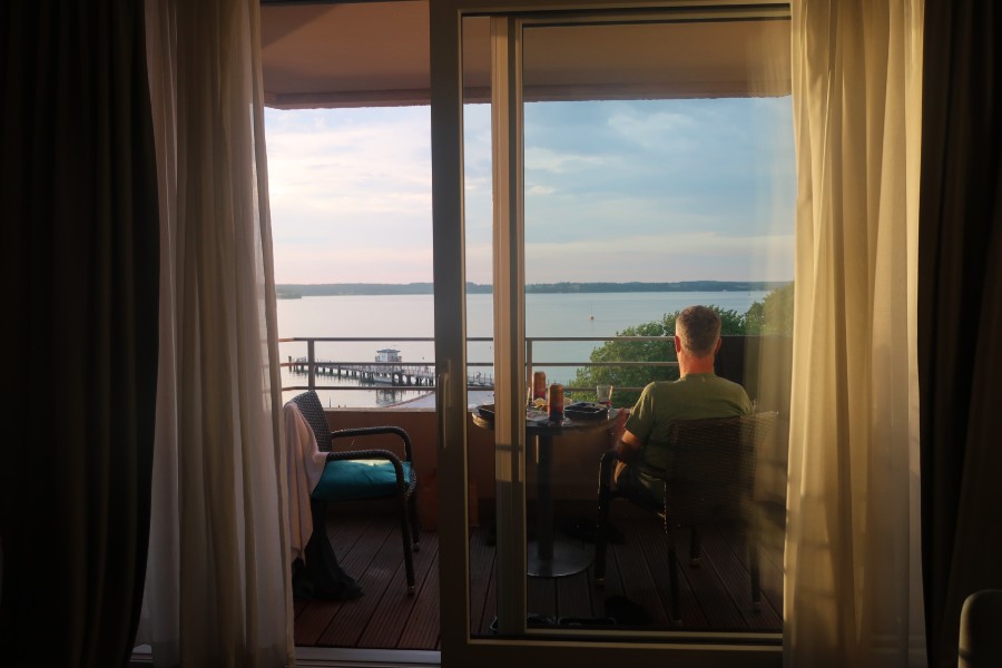 Vandrer nyder udsigten over Flensborg Fjord fra altanen på Hotel Intermar