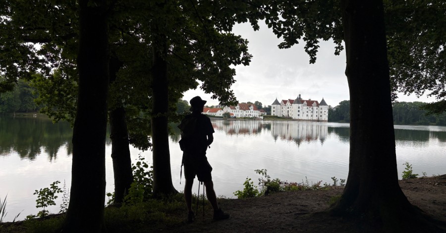 Vandrer betragter Lyksborg Slot.