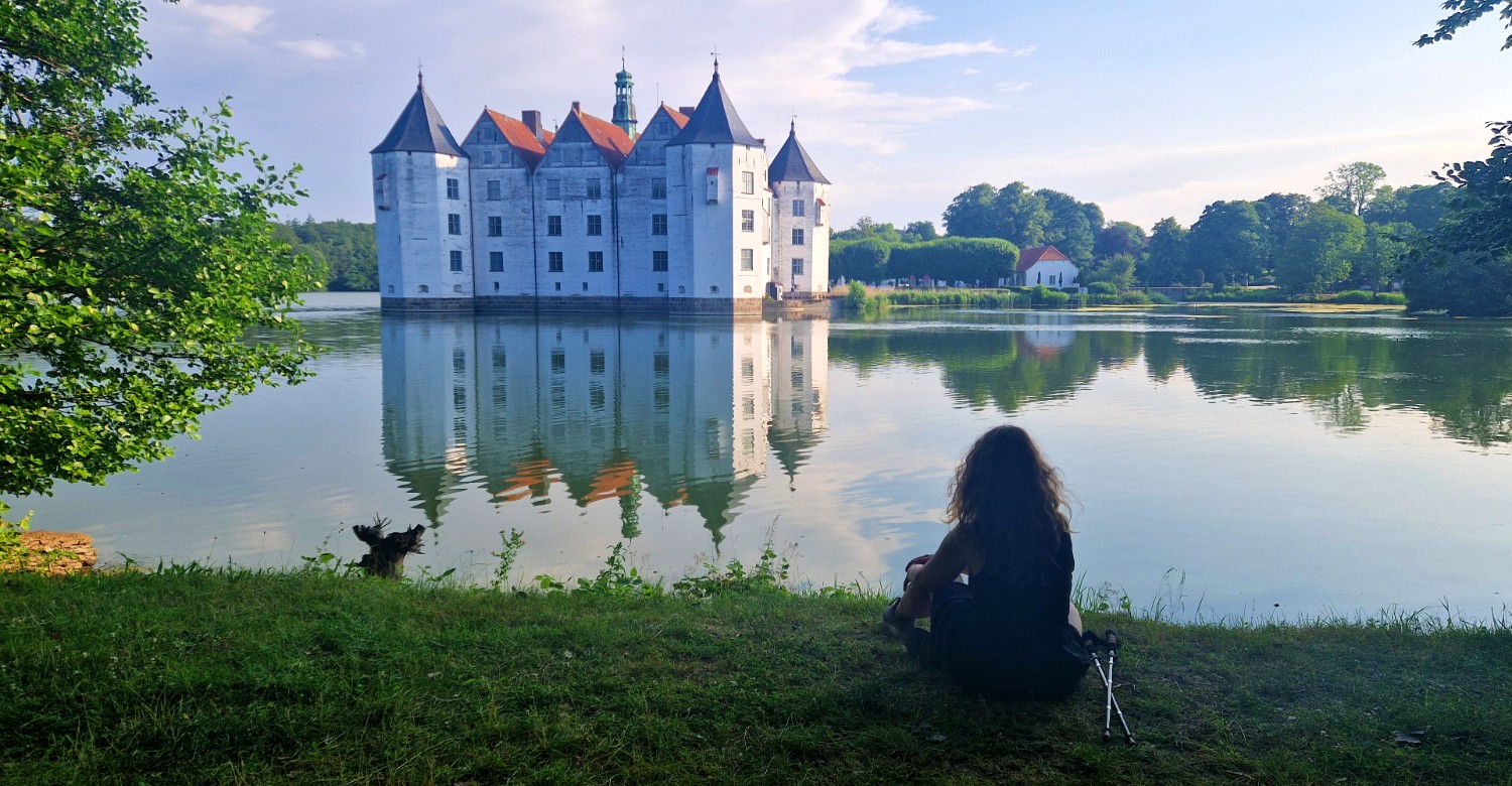 Vandrer holder pause med udsigt til Lyksborg Slot.