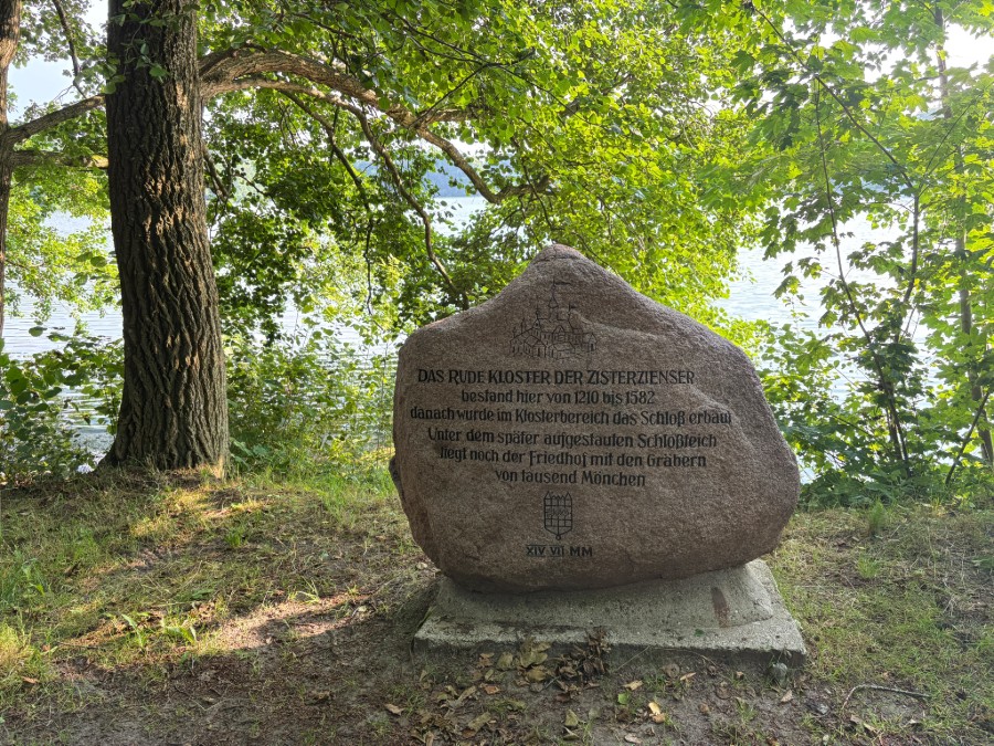 Mindersten og cistercienserklostret Rude der lå der hvor Lyksborg Slot ligger i dag.