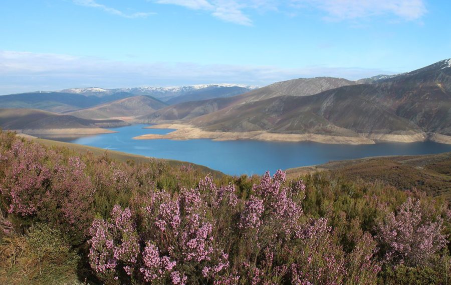 Camino-sanabres-mountains-lake-view-panoramic-most-scenic-camino