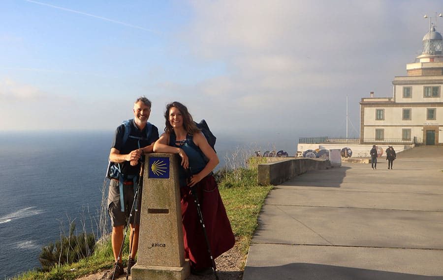 Gaa-til-verdens-ende-paa-caminoen-fisterra-finisterre-il-cabo-faro-de-fisterra-kilometer-0-stenen