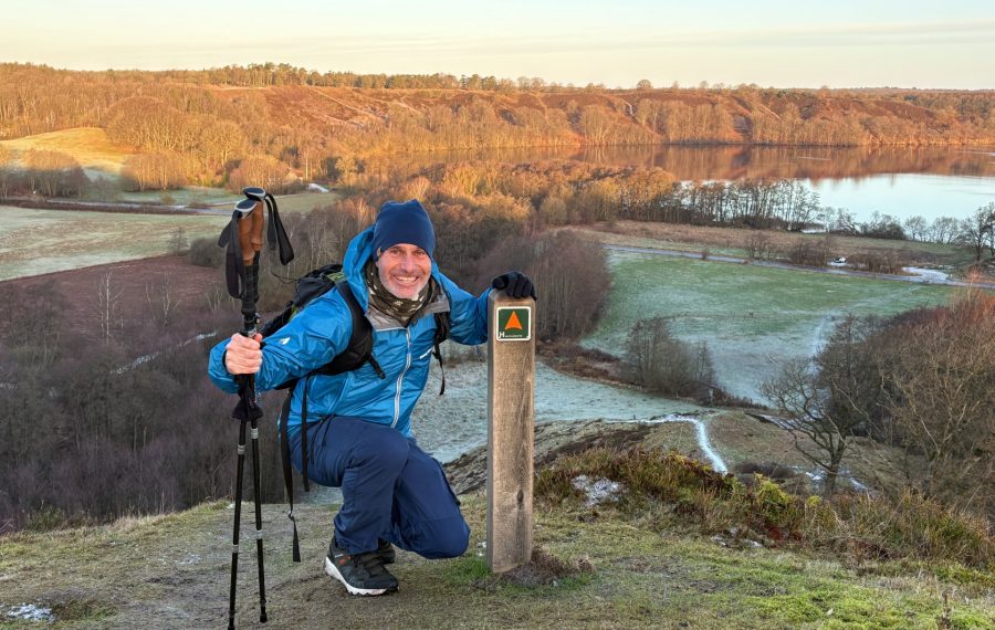 Vandrer ved skilt på på Gletsjerruten ved Hald Sø og Dollerup Bakker - en af hærvejens perler.