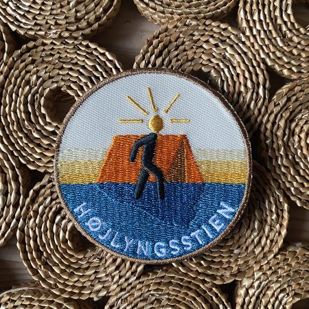 Broderet mærke med motiv fra Højlyngsstien på Bornholm