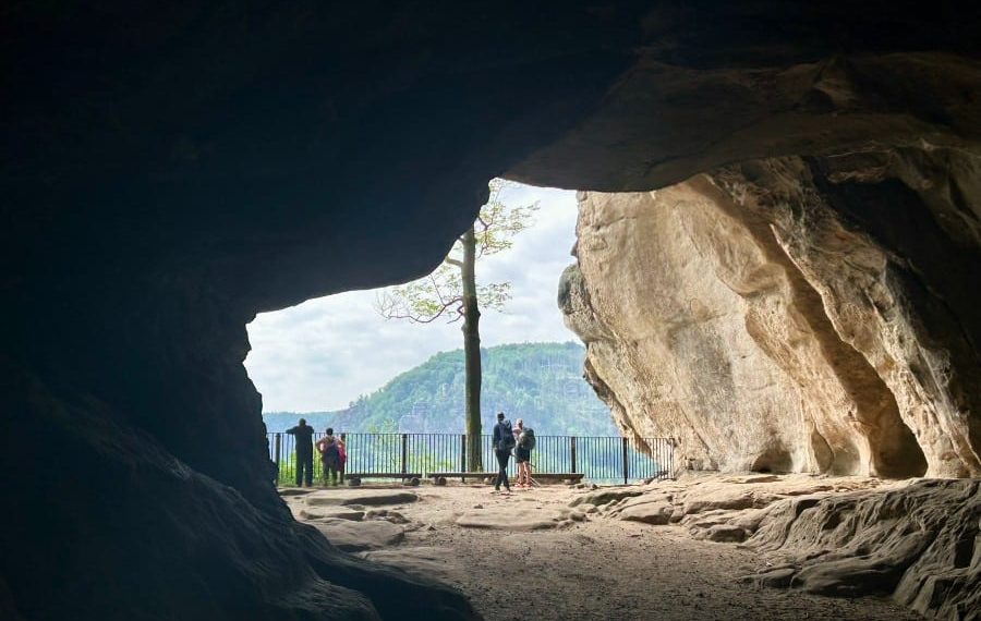 Klippehulen Kuhstall på Malerweg -vandring i Tyskland