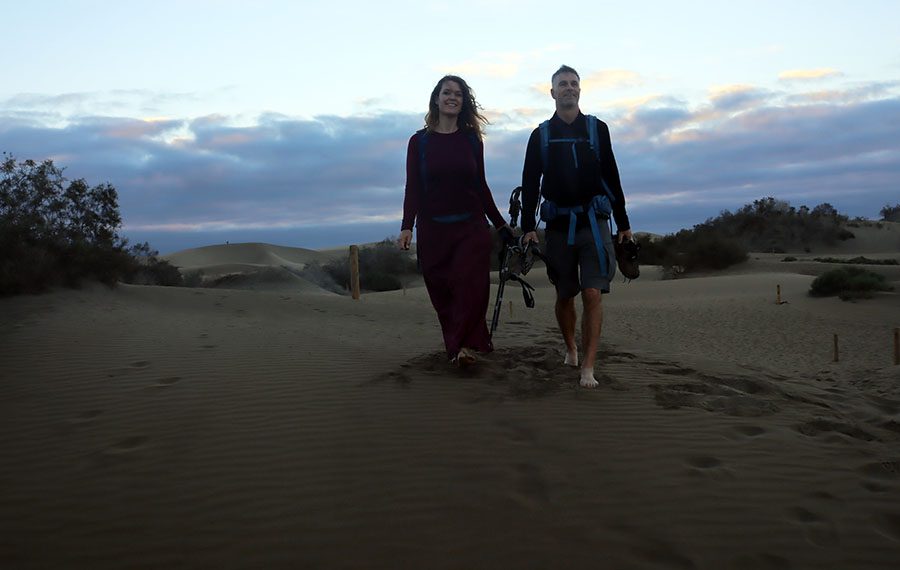 dunas-maspalomas-vandring-sand-mellem-taeerne