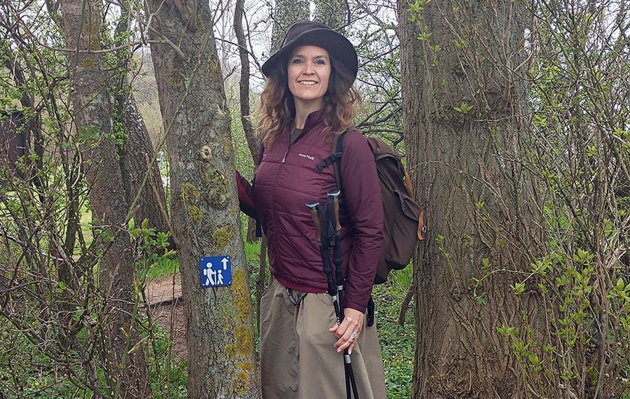 Vandrer på Lillebæltstien ved Løgismose Strand