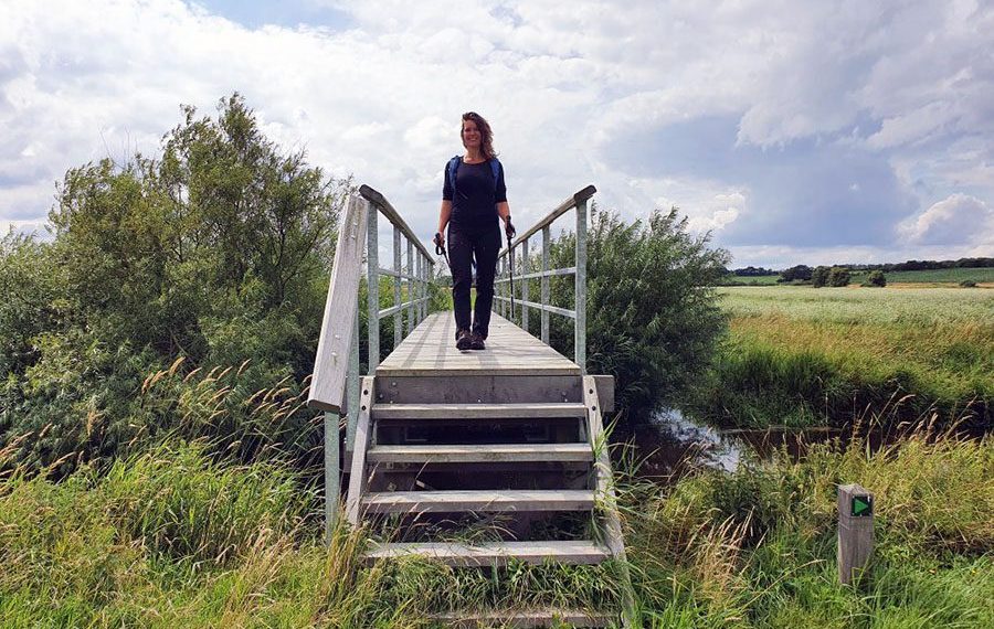 ny-bro-over-lerkenfeld-aa-aadalssti-vandrerute-vandretur-skiltet