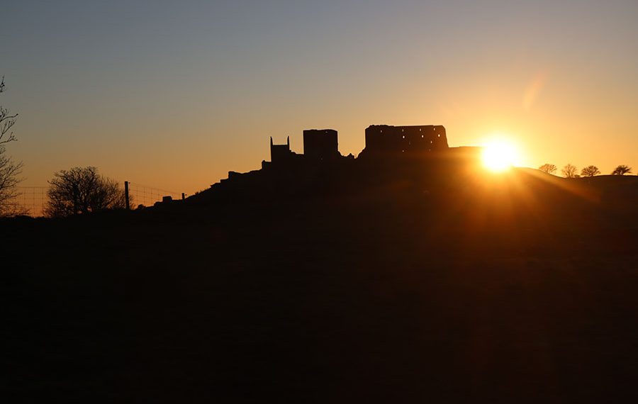 solnedgang-over-hammershus-vinterferie-paa-bornholm