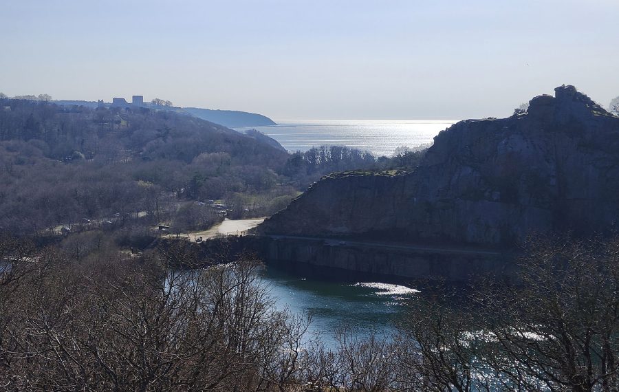 udsigt-til-hammershus-og-opalsoeen-vandring-paa-bornholm-vandreferie-vandrerute-hammerknuden-rundt-skiltet