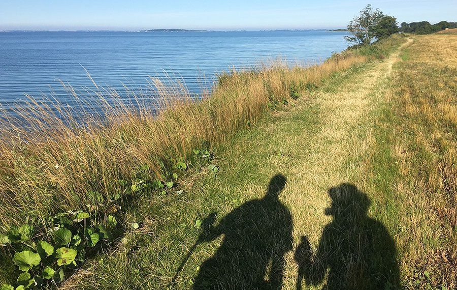 vandrere-paa-oehavsstien-skygger