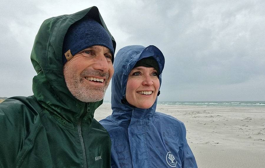 Vandrere i regnvejr på Dueodde